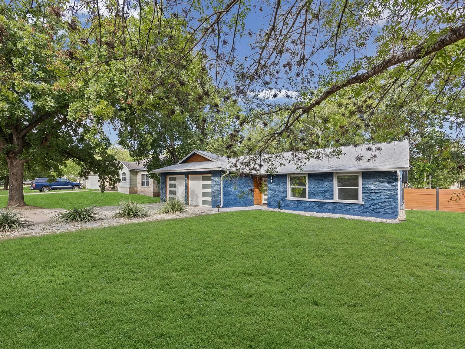 4 bed, 2.5 bath, 1494 sqft, $2,600 — Photo 2