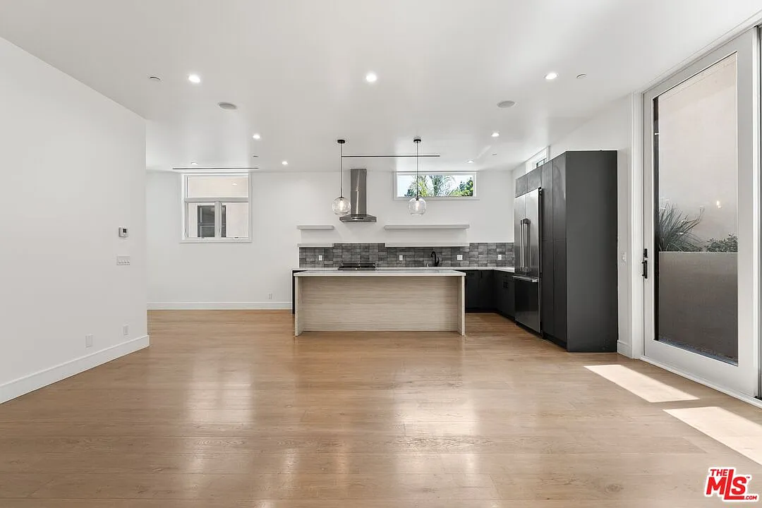 3 bed, 3.0 bath, $8,499 — Photo 3