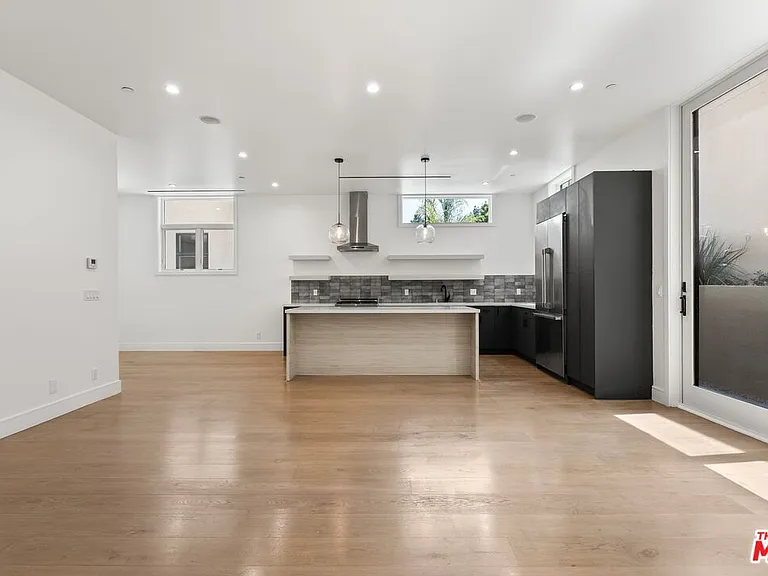 730 Indiana Ave — Photo 3