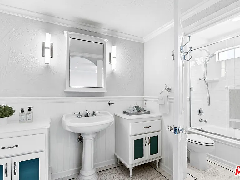 916 N Alfred St #6 — Photo 7