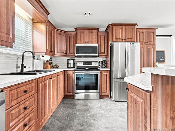 4th image of 75 Barker St