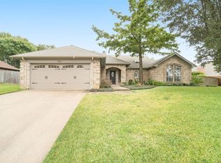 301 Montreal Dr, Hurst, TX 76054