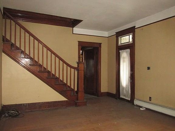 5th image of 617 Main St