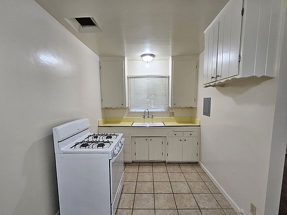 3rd image of 2729 W Victory Blvd #29F