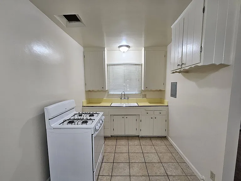 2729 W Victory Blvd #29F — Photo 3