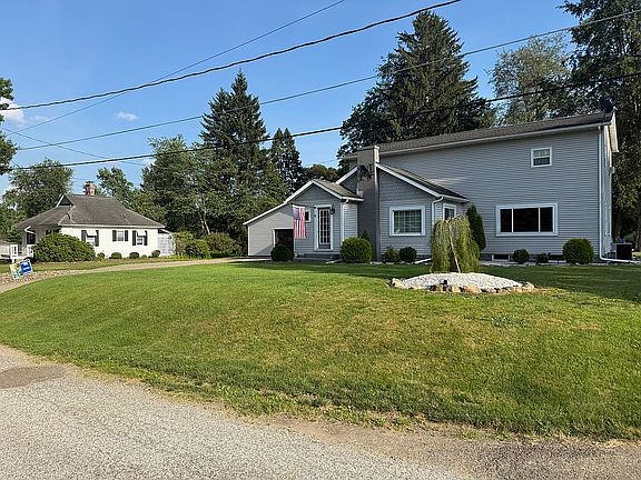 3rd image of 9 Evergreen Blvd