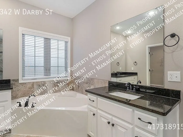 2342 W Darby St — Photo 27