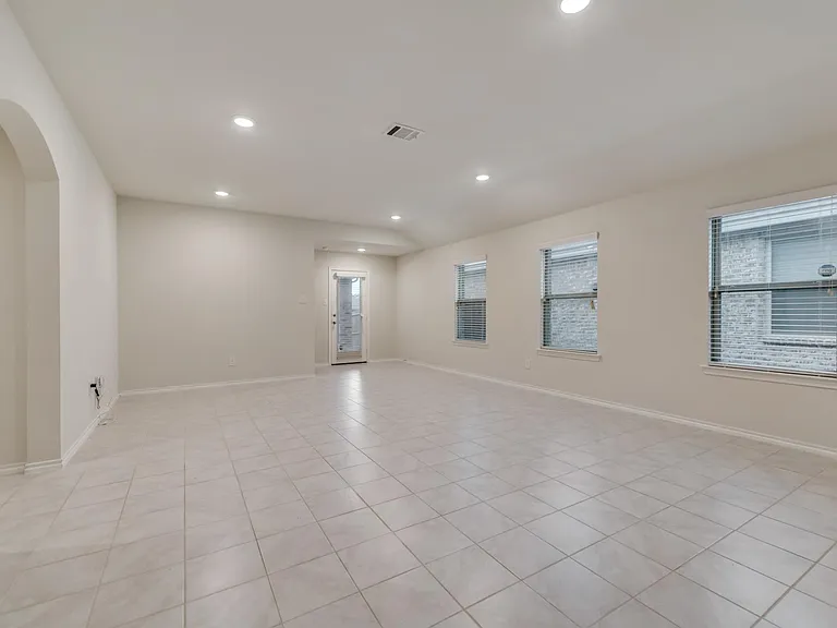 1302 Meadow Creek Dr — Photo 8