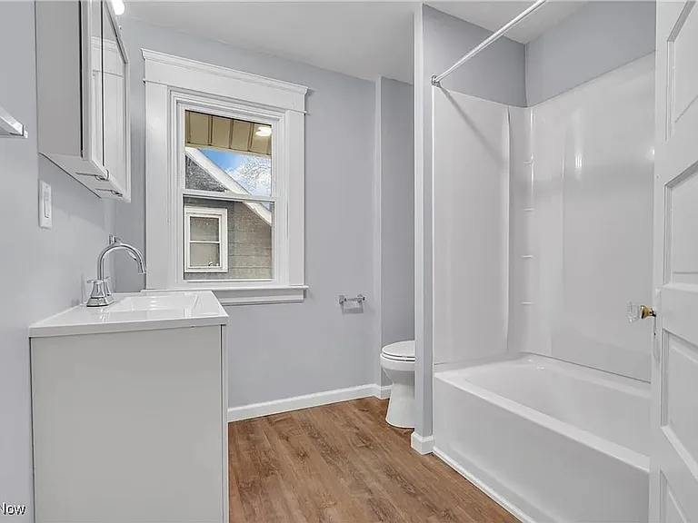 412 W 28th St — Photo 12