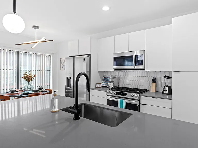 400 E 30th St #205 — Photo 9