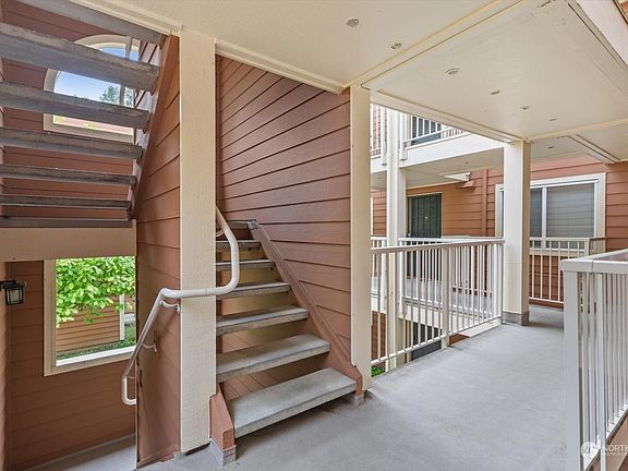 4th image of 7422 W Lake Sammamish Parkway NE #1-206