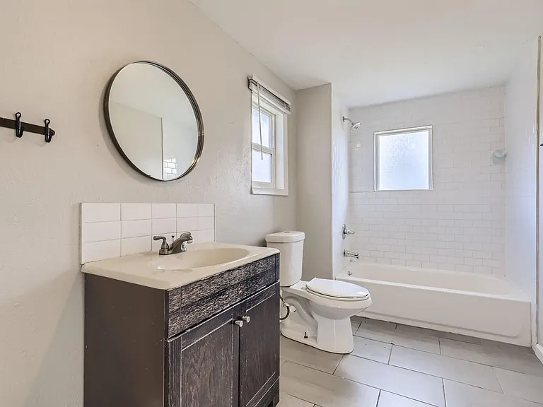1446 N Valentia St — Photo 9
