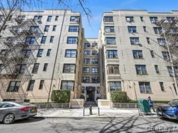 2685 Creston Avenue image 1 of 19