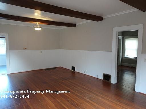 5th image of 1416 SE Douglas Ave