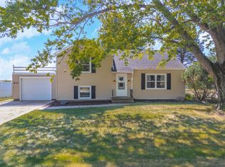 611 NE 2nd St, Hopedale, IL 61747