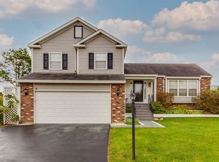 3 Blackberry Ct, Streamwood, IL