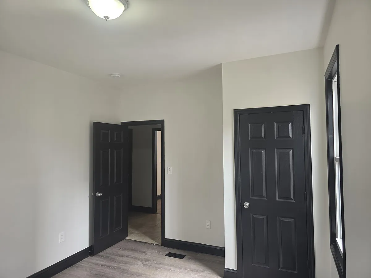 Building Photo - 653 S 20th St #1