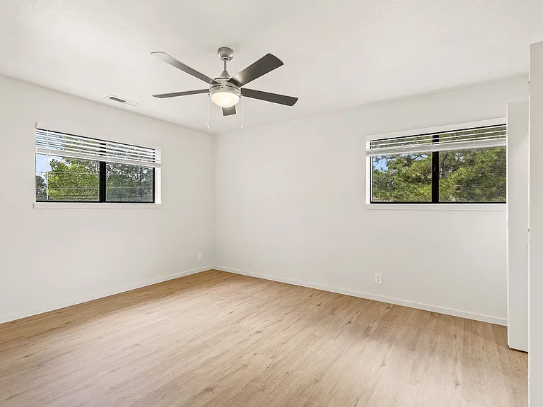 3325 E Lockett Rd — Photo 33