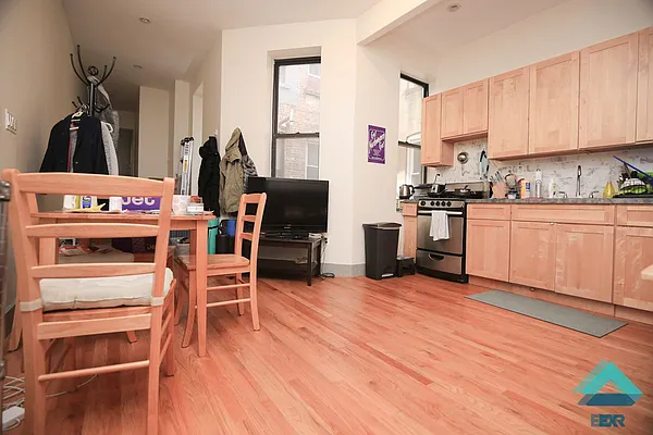 Rented by EXR | media 9