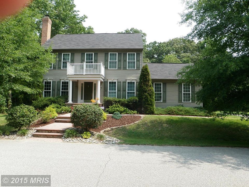 Koch home built colonial on 1 acre lot