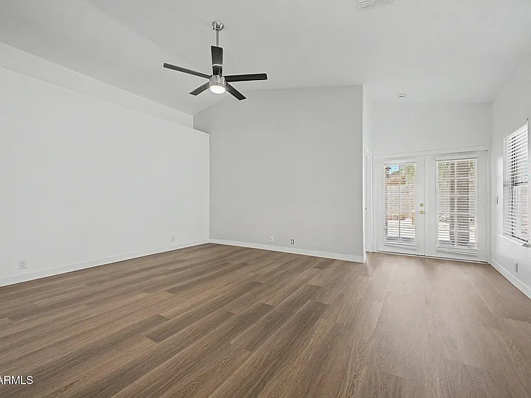 8868 W Laurel Ln — Photo 4