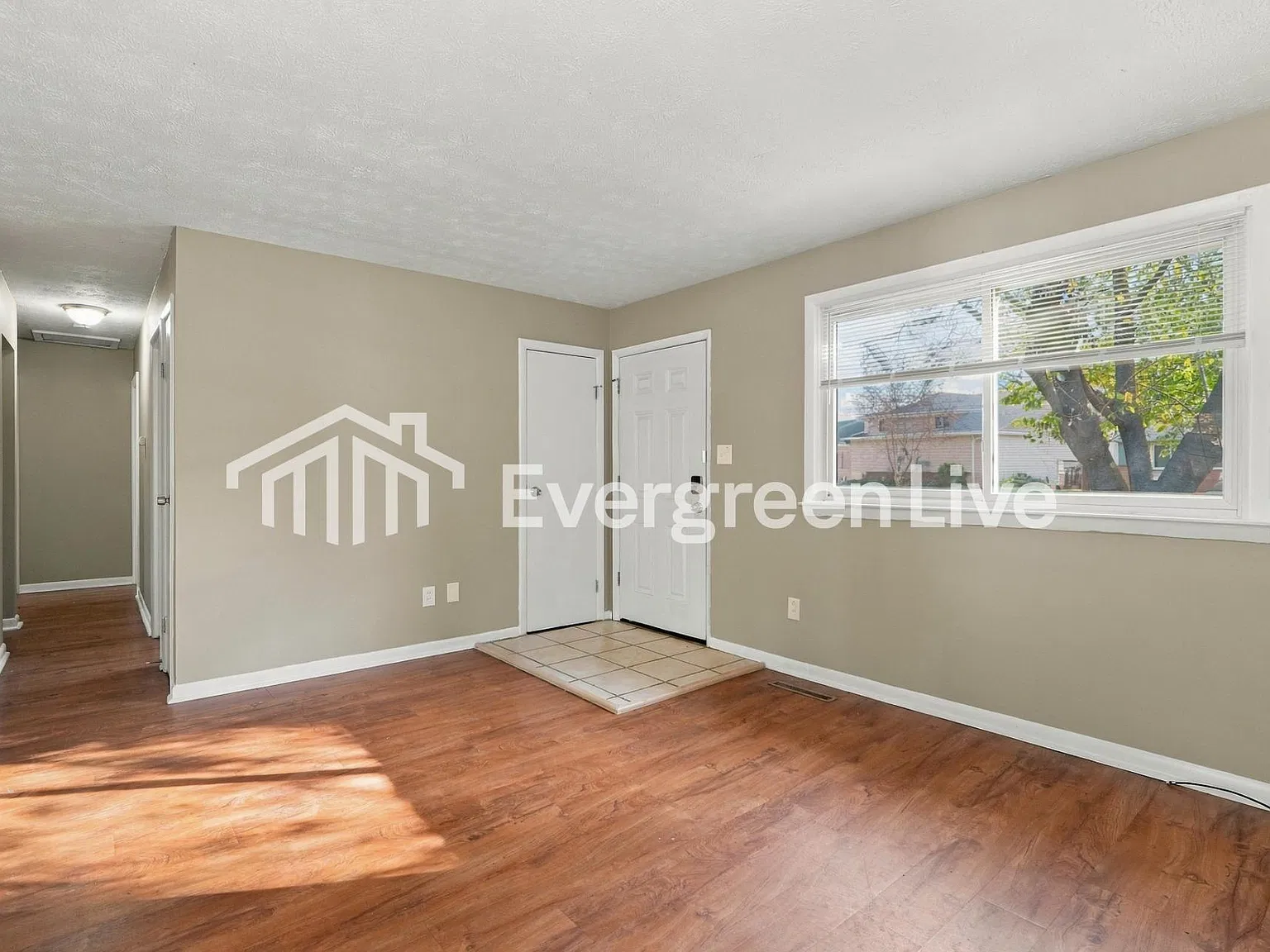 3 bed, 1.0 bath, 912 sqft, $1,445 — Photo 4