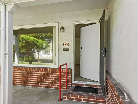 5th image of 220 W Lowell Ave