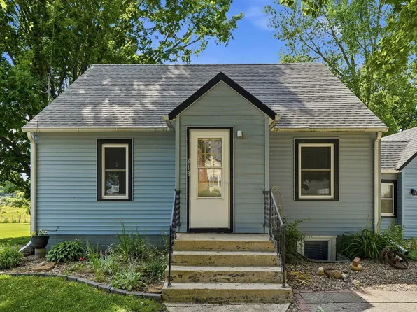 313 Prairie St, Strawberry Point, IA 52076