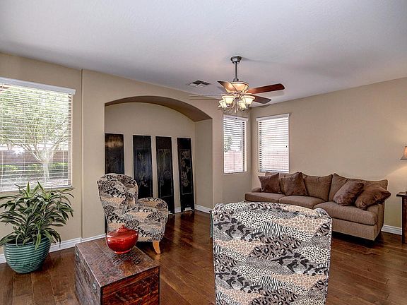 5th image of 637 E Julian Dr