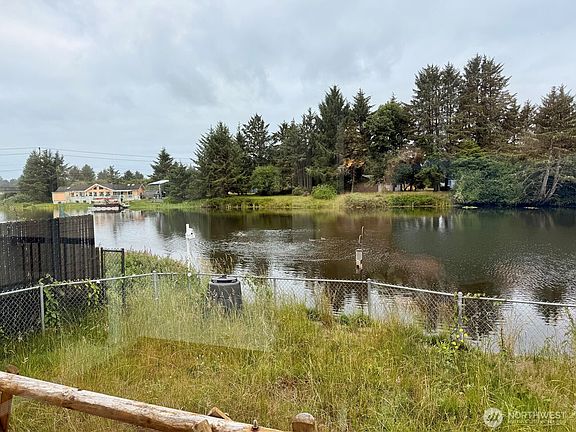 4th image of 137 Canal Drive NE