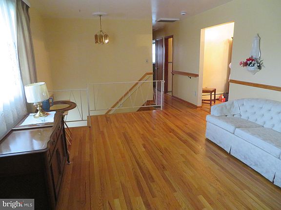 3rd image of 9528 Montrose St
