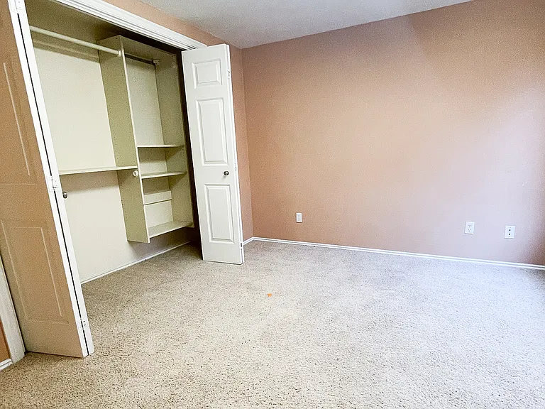 327 E Sandy Land Ln — Photo 14