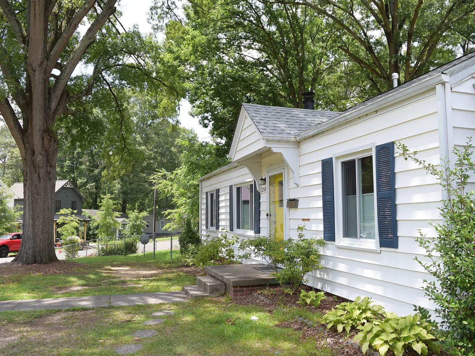 2501 Thorne St — Photo 2