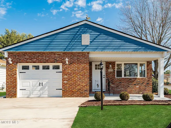 2 Balmoral Court, Toms River, NJ 08757