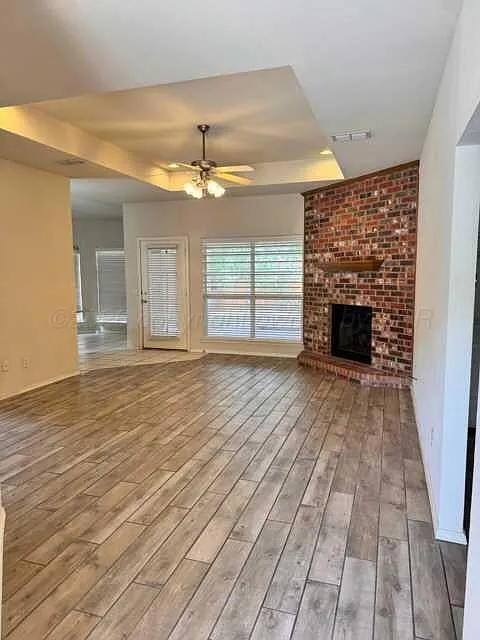 3 bed, 1397 sqft, $2,100 — Photo 2