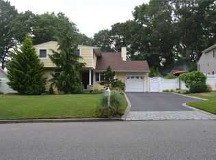 11 Riviera Dr, Smithtown, NY 11787