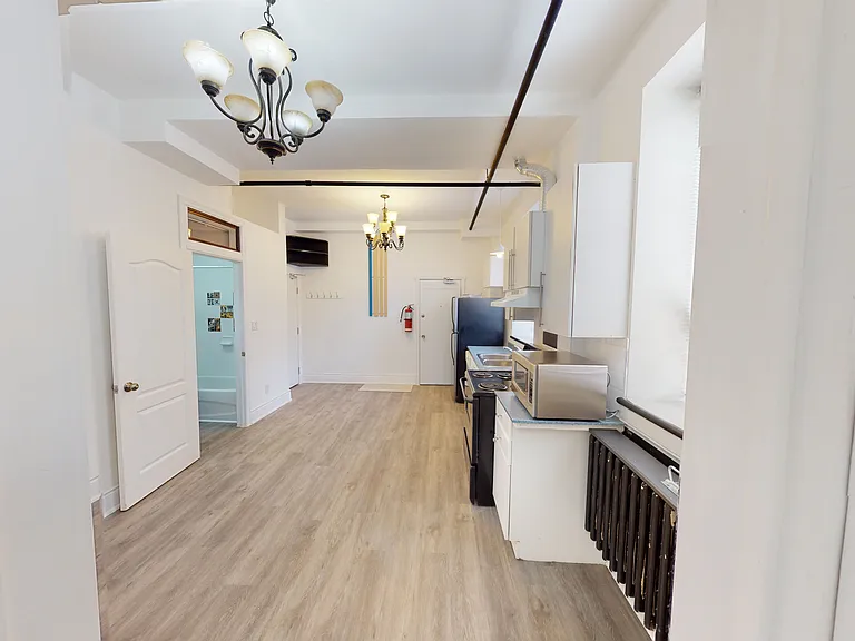 1152 Gerrard St E — Photo 11