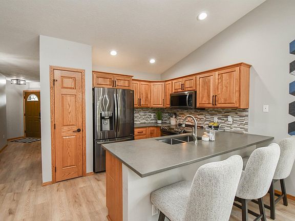 3rd image of 2301 S June Ave