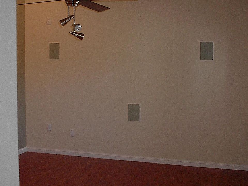 living room w/vaulted ceilings