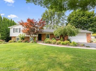 3676 Sandbar Dr, Commerce Township, MI