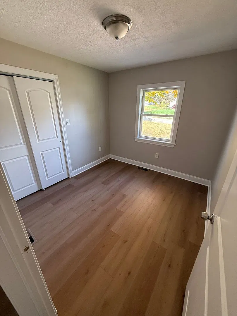 3 Bedroom 2 1/2 Bath Raised Ranch — Photo 2