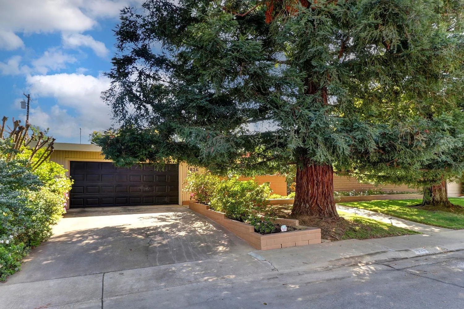 1826 Lambeth Way photo 1