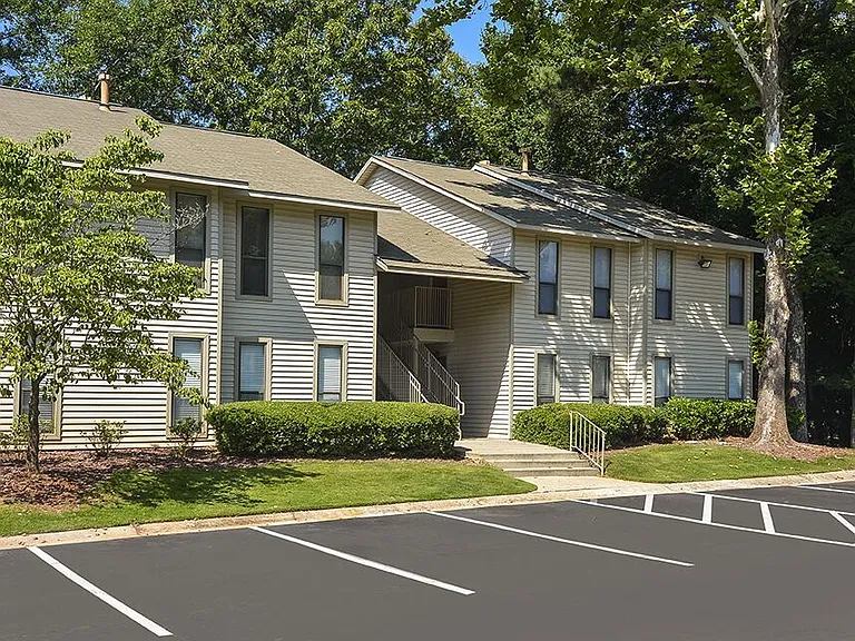 East Perimeter Pointe Apartments — Photo 6