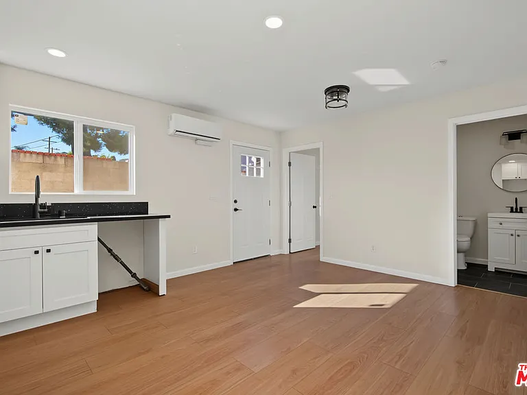 11512 Fenton Ave — Photo 6