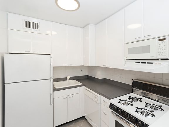 3rd image of 150 E 18th St APT 11O
