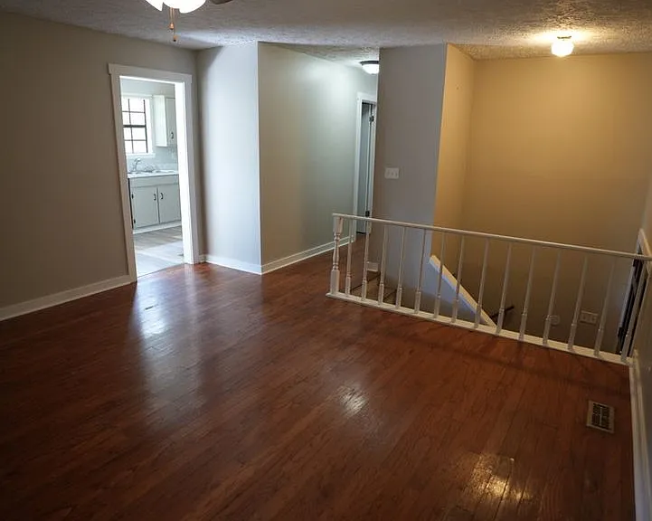 922 Henry Ct SW — Photo 3