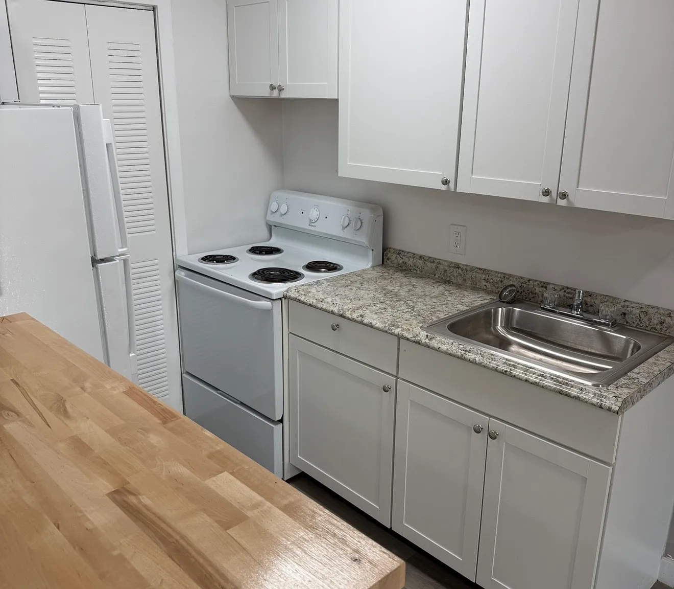 749 NE 13TH CT - 3 — Photo 4