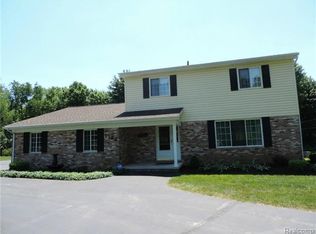 7122 Sunset Ct, White Lake, MI 48383