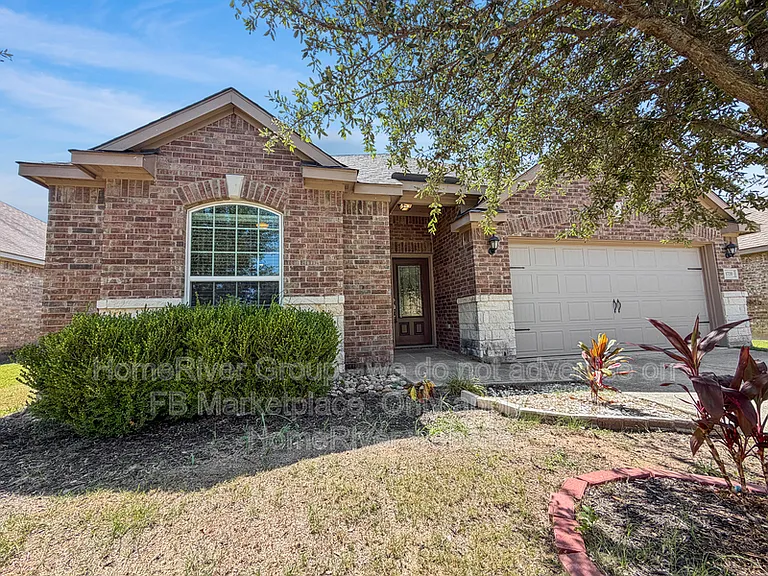 1720 Persimmon Dr — Photo 1