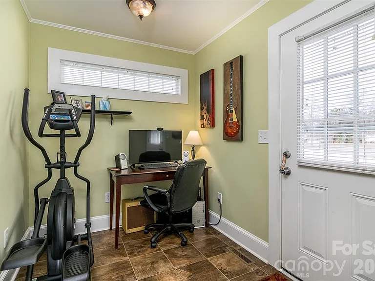 1004 Valley St — Photo 15